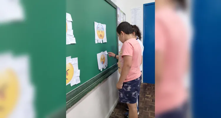 Veja os registros dos alunos desenvolvendo o trabalho em sala de aula.