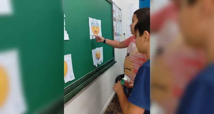 Veja os registros dos alunos desenvolvendo o trabalho em sala de aula.