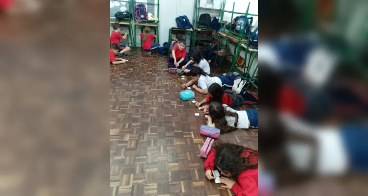 Veja os registros dos alunos desenvolvendo o trabalho em sala de aula.