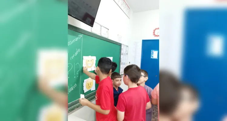 Veja os registros dos alunos desenvolvendo o trabalho em sala de aula.