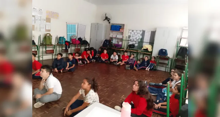 Veja os registros dos alunos desenvolvendo o trabalho em sala de aula.