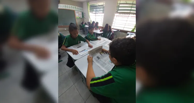 Educandos puderam explorar impresso e selecionar matéria que mais chamou a atenção da turma.