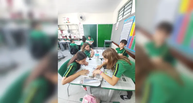 Educandos puderam explorar impresso e selecionar matéria que mais chamou a atenção da turma.