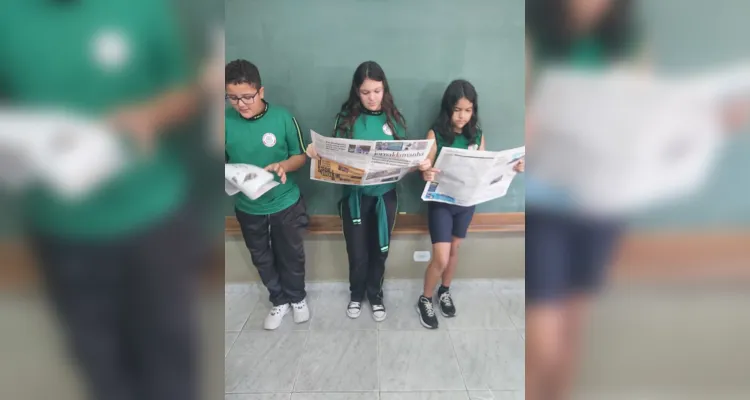 Educandos puderam explorar impresso e selecionar matéria que mais chamou a atenção da turma.