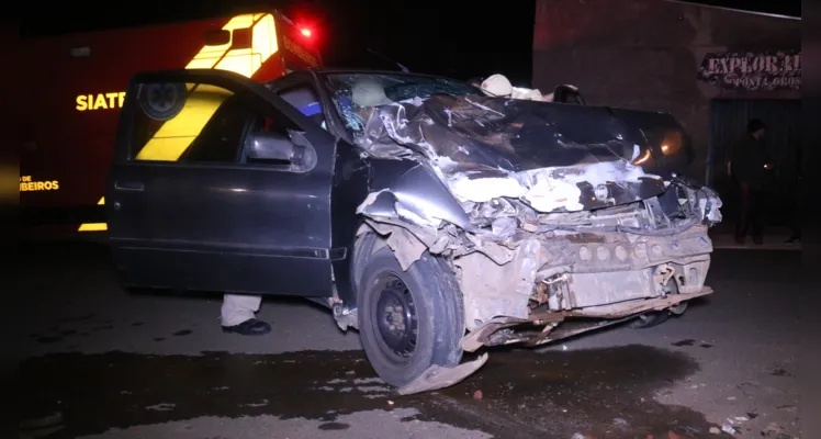 Mulher fica ferida em colisão entre carro e caminhão, em Ponta Grossa |