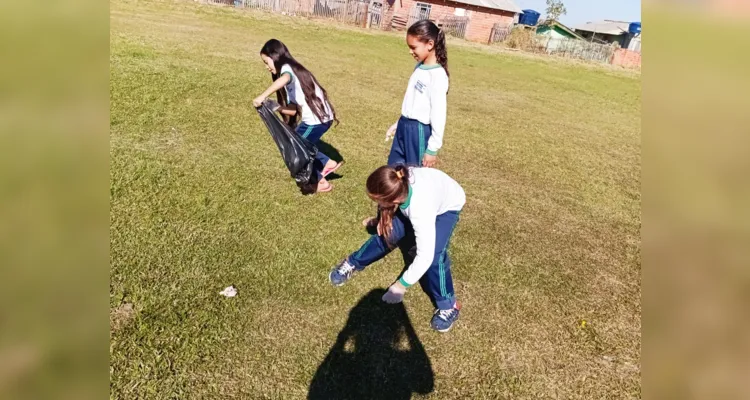 Alunos puderam acompanhar conteúdo em sala e realizar importante ação ambiental fora dela.