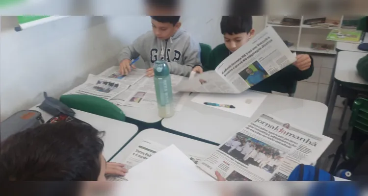 Exemplares do Jornal da Manhã, videoaula e trabalhos práticos movimentaram educandos.