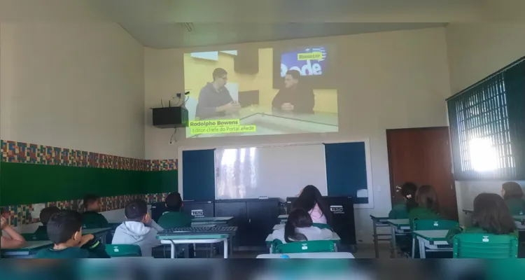 Exemplares do Jornal da Manhã, videoaula e trabalhos práticos movimentaram educandos.