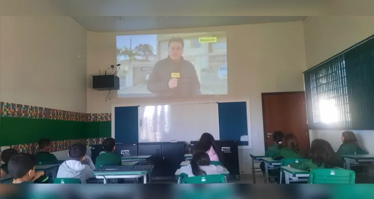 Exemplares do Jornal da Manhã, videoaula e trabalhos práticos movimentaram educandos.