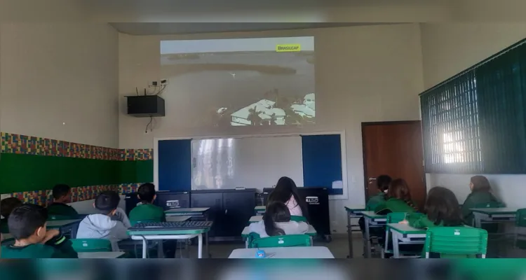 Exemplares do Jornal da Manhã, videoaula e trabalhos práticos movimentaram educandos.