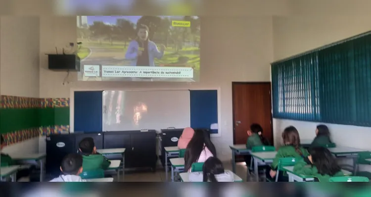 Exemplares do Jornal da Manhã, videoaula e trabalhos práticos movimentaram educandos.