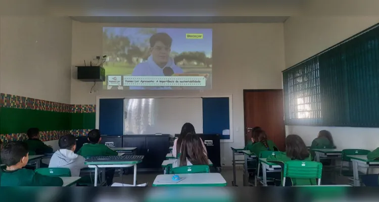 Exemplares do Jornal da Manhã, videoaula e trabalhos práticos movimentaram educandos.