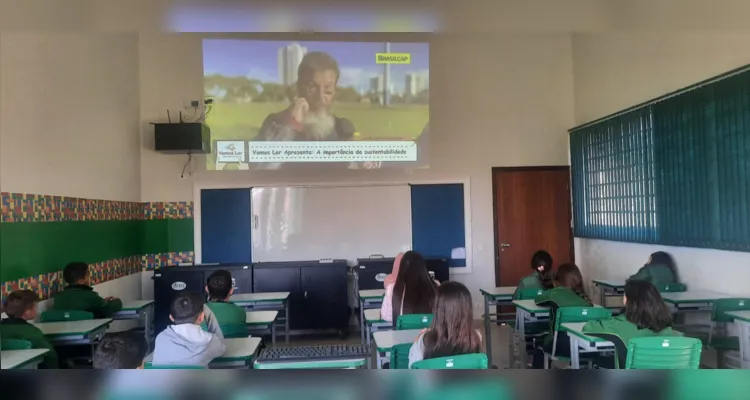 Exemplares do Jornal da Manhã, videoaula e trabalhos práticos movimentaram educandos.