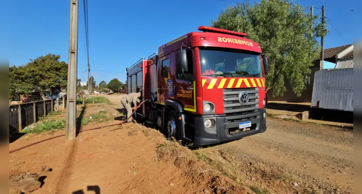 Incêndio destrói casa, na vila Dom Bosco, em Ponta Grossa |