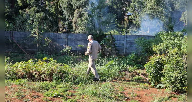 Incêndio destrói casa, na vila Dom Bosco, em Ponta Grossa |