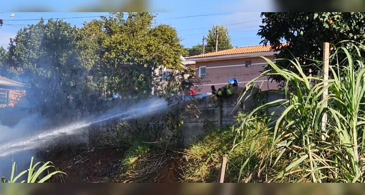 Incêndio destrói casa, na vila Dom Bosco, em Ponta Grossa |