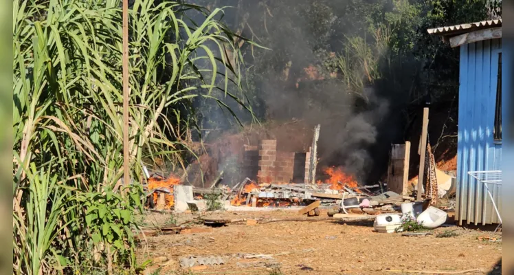 Incêndio destrói casa, na vila Dom Bosco, em Ponta Grossa |