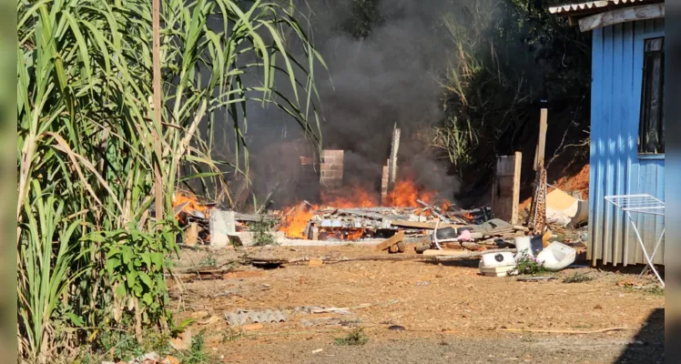 Incêndio destrói casa, na vila Dom Bosco, em Ponta Grossa |