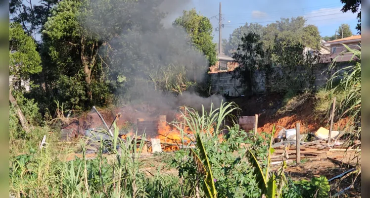 Incêndio destrói casa, na vila Dom Bosco, em Ponta Grossa |