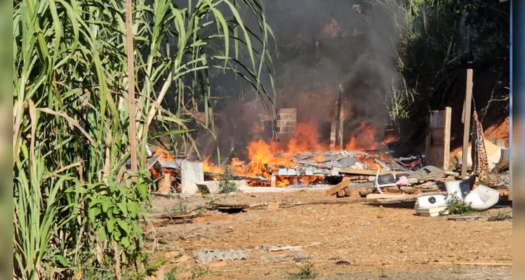 Incêndio destrói casa, na vila Dom Bosco, em Ponta Grossa |