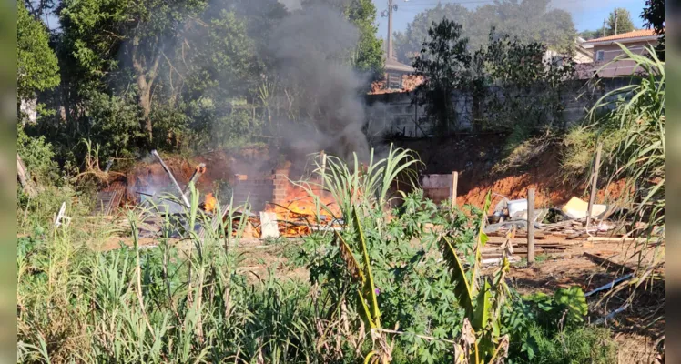 Incêndio destrói casa, na vila Dom Bosco, em Ponta Grossa |