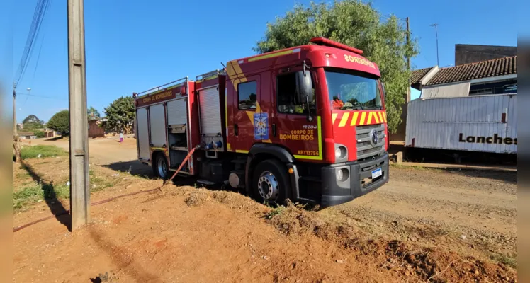 Incêndio destrói casa, na vila Dom Bosco, em Ponta Grossa |