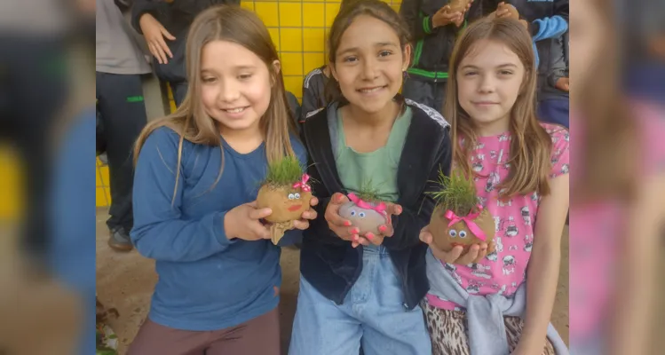 Educandos puderam construir seus bonecos ecológicos como parte das ações pela sustentabilidade.