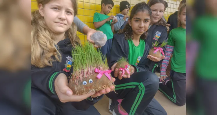 Educandos puderam construir seus bonecos ecológicos como parte das ações pela sustentabilidade.