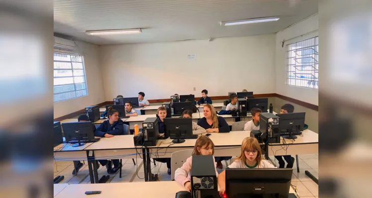 Tecnologia foi grande aliada dos estudantes na análise dos jornais digitais.