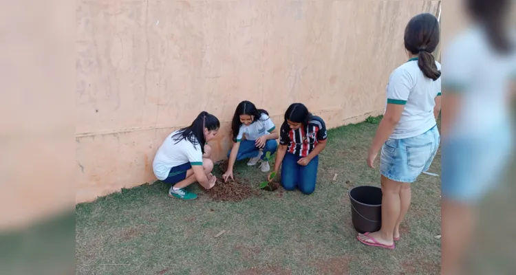 Educandos foram protagonistas de toda a ação ambiental na escola.