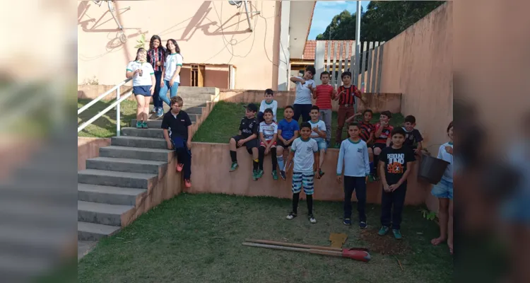 Educandos foram protagonistas de toda a ação ambiental na escola.