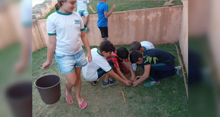 Educandos foram protagonistas de toda a ação ambiental na escola.