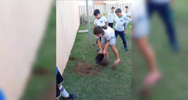 Educandos foram protagonistas de toda a ação ambiental na escola.