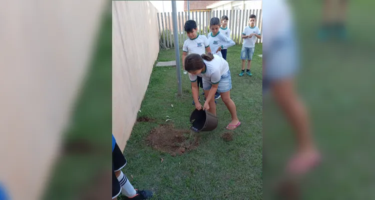 Educandos foram protagonistas de toda a ação ambiental na escola.