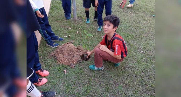 Educandos foram protagonistas de toda a ação ambiental na escola.