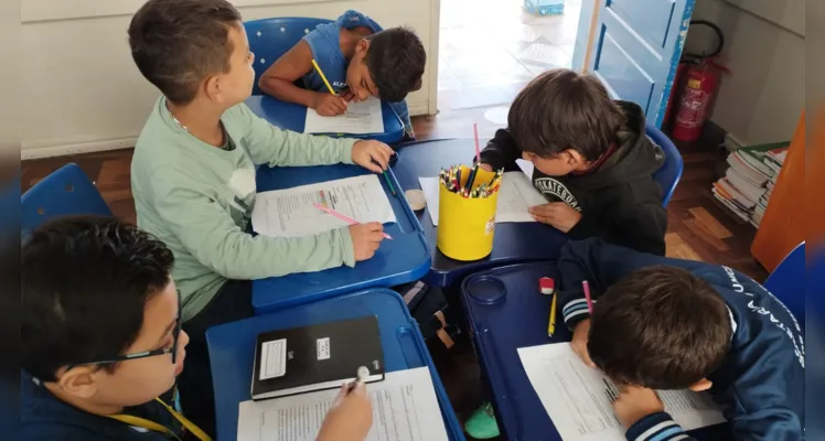 Veja momentos da dinâmica em sala de aula.