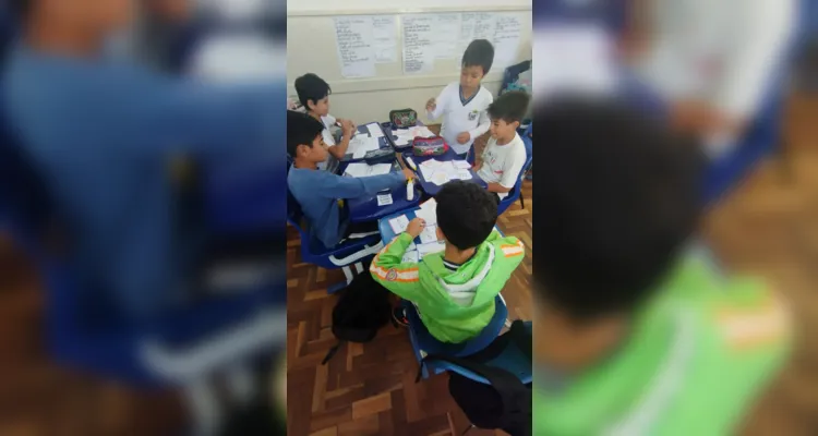 Veja momentos da dinâmica em sala de aula.