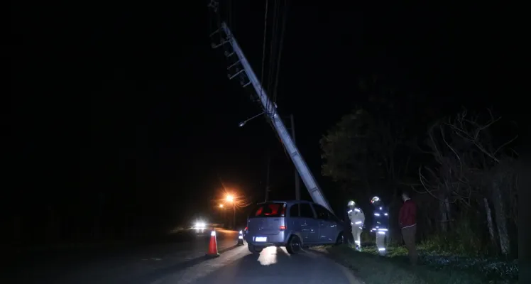 Carro bate em poste e motorista foge, em Ponta Grossa |