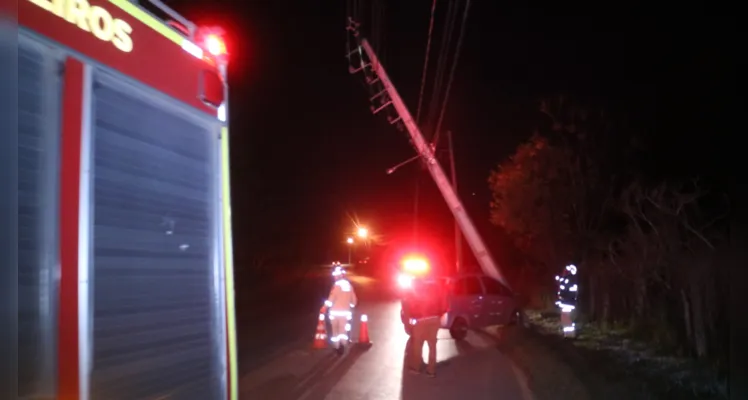 Carro bate em poste e motorista foge, em Ponta Grossa |