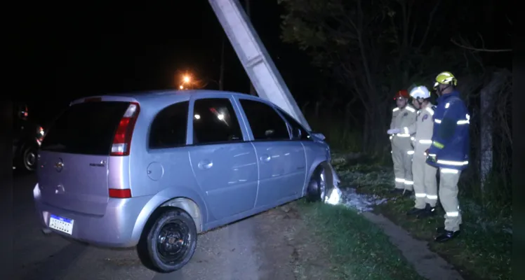 Carro bate em poste e motorista foge, em Ponta Grossa |