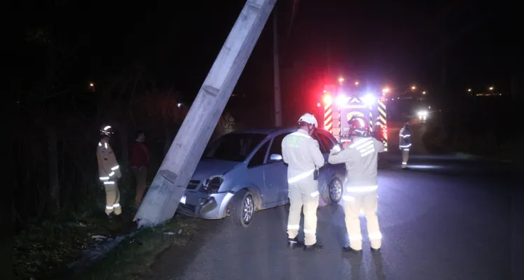 Carro bate em poste e motorista foge, em Ponta Grossa |