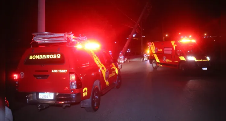 Carro bate em poste e motorista foge, em Ponta Grossa |