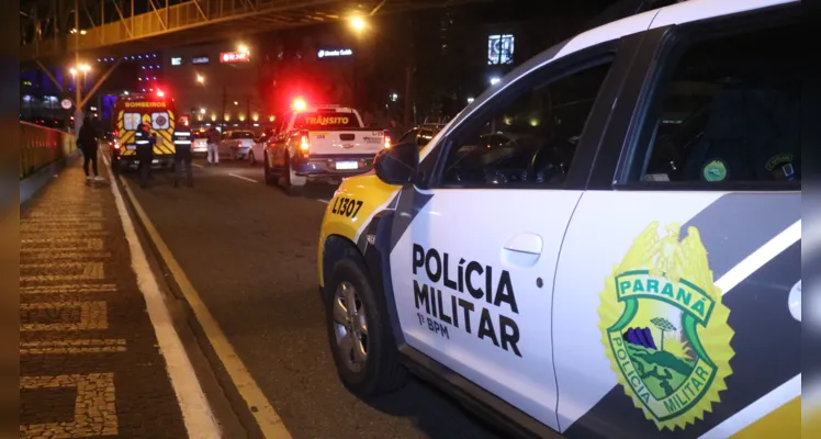 Motocicleta colide contra carro e dois ficam feridos no Centro de PG