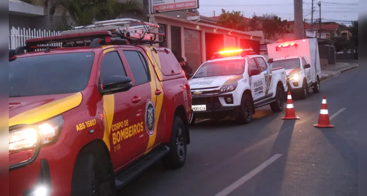 Carro bate em muro de residência, pega fogo e condutor morre, na manhã de domingo (7), em Uvaranas |