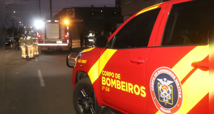 Carro bate em muro de residência, pega fogo e condutor morre, na manhã de domingo (7), em Uvaranas |