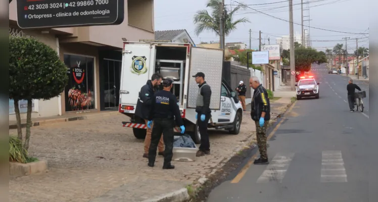 Carro bate em muro de residência, pega fogo e condutor morre, na manhã de domingo (7), em Uvaranas |