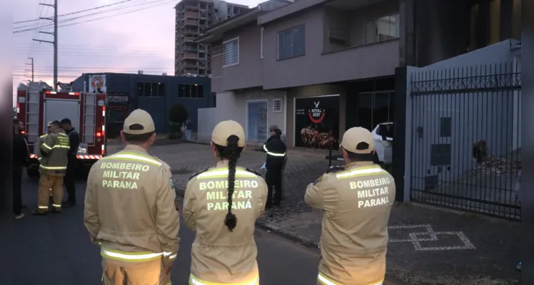 Carro bate em muro de residência, pega fogo e condutor morre, na manhã de domingo (7), em Uvaranas |