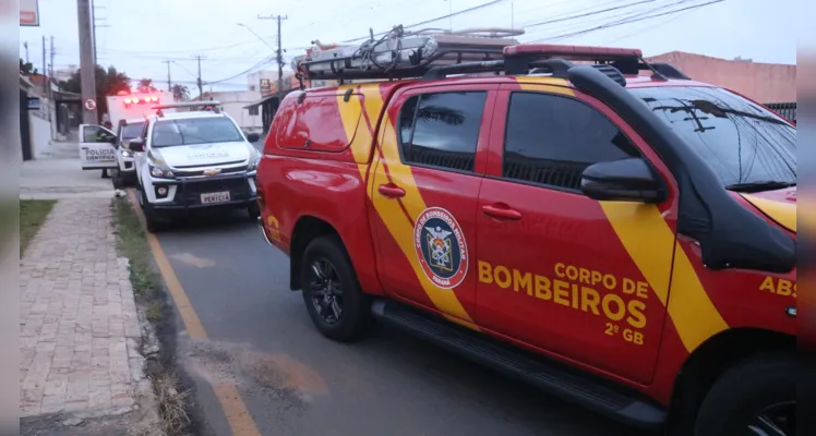 Carro bate em muro de residência, pega fogo e condutor morre, na manhã de domingo (7), em Uvaranas |