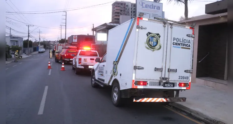 Carro bate em muro de residência, pega fogo e condutor morre, na manhã de domingo (7), em Uvaranas |