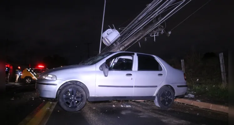 Fiat Siena ficou bastante danificado e poste da rede de energia elétrica foi destruído com impacto da colisão |